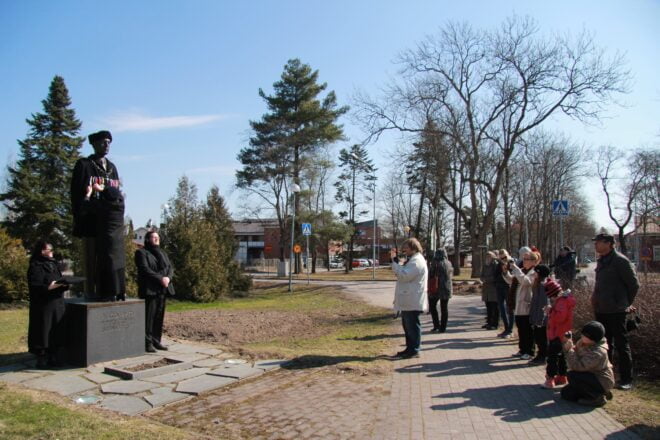 Patsaskollektiivi järjesti lauantaina kolme performanssiesitystä Huittisten keskustassa. Risto Ryti -patsas koristeltiin kunniamerkeillä.