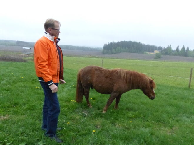 Ilkka Ryhäsen ja Ukko-ponin takana avautuu ostettu peltoalue. Kaikki rakentaminen tapahtuu maisemaa kunnioittaen ja valtaosa pellosta jää viljelykäyttöön. 