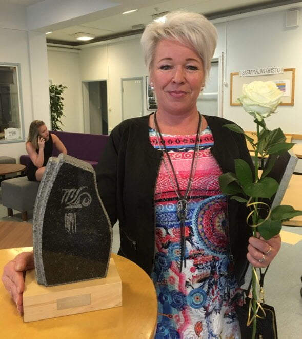 Päätoimittaja Maija Latva palkitsemisen jälkeen.