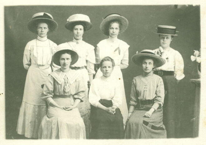 Muotiasuja ja hattuja Vammalassa vuonna 1911.