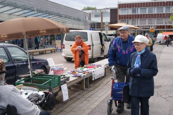 Annikki ja Matti Suominen tulivat iltatorille uteliaisuuden johdosta. Ostoskassista löytyi jo Murajan kiikoislaisia tomaatteja, jotka Matin mukaan ovat tuttuja, hyväksi havaittuja tuotteita. 