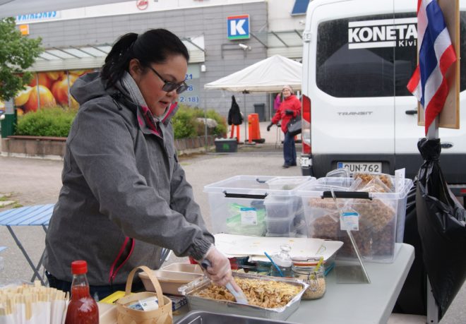 Maukasta thai-ruokaa torilla myyneellä Wassana Kaihlamäellä oli kädet täynnä töitä. Jono hänen kojulleen kiemurteli välillä kymmenen metrin mittaisena. 