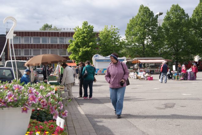 Aurinko väläytteli itseään iltatorilla säästeliäästi, mutta se ei kävijöitä tuntunut haittaavan. 