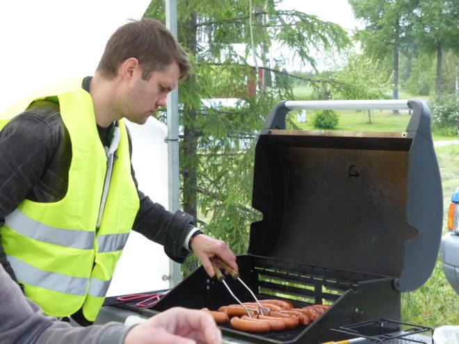 Sammaljoen Nuorisoseuran makkaranmyyntikomppanian grillimestari  Juha Huhtaniemi työssään.J