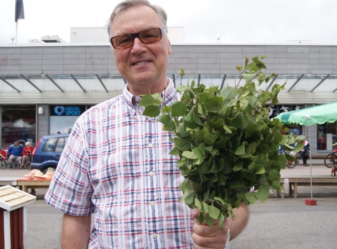 Rovasti Osmo Ojansivu teki keskiviikkona vihtakaupat. Hänen kesänsä on perisuomalainen. 