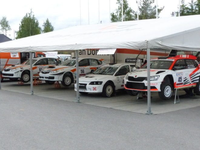 Ralliautoja Vexve Areenan pihalla.