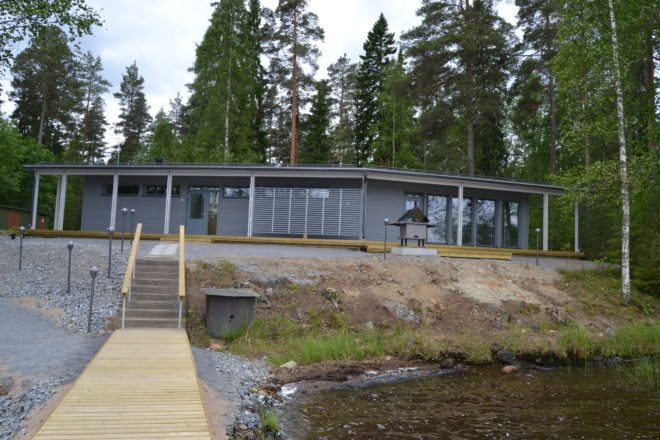 Rajalahden sauna loistaa uutuuttaan Kiikoisjärven rannalla. Isoilla lasiseinillä varustetun tuvan kalusteet toimitetaan paikalle ensi viikolla.