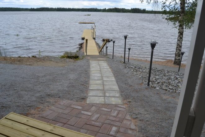 Laiturilla on mittaa ja löylystä järvelle voi varpastella laatoitusta pitkin.