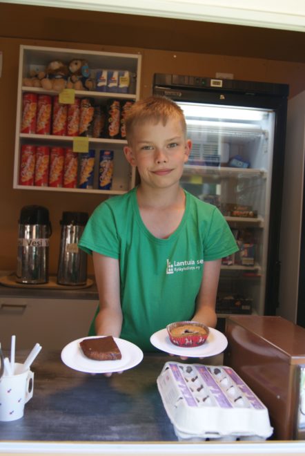 Keskiviikkona Timo Kangasniemi ja Katri Kohtala tarjosivat kahvin kyytipoikana mokkapalaa sekä banaani-mustikkamuffinssia. 