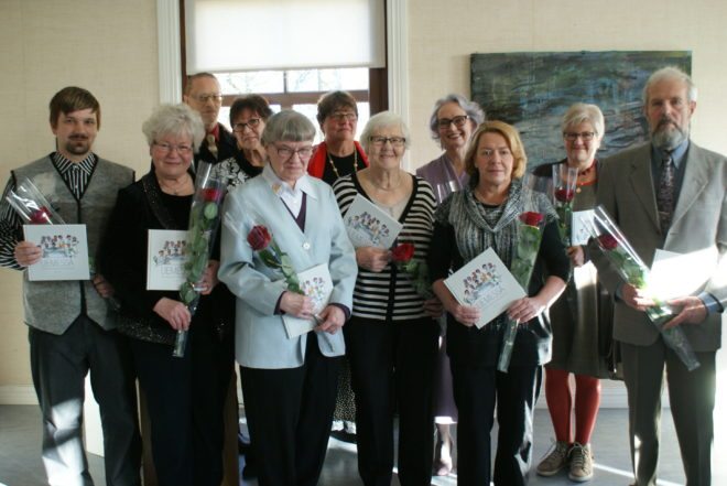 Liemessä-teoksen kirjoittajat takarivissä: Jukka Jussila, Jarmo Salonen, Tuutti Rainio, Leena Tiensuu, Pirkko Esko, Paula Helin, Kalevi Alkio. Eturivi: Sirkka Tähtinen, Sisko-Terttu Saarinen, Armi Hohko, Raija Lemmetty.