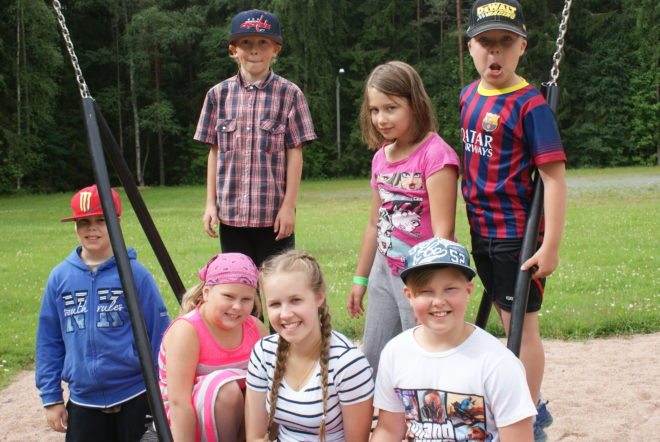 Kerhotäti ja lapset. Vasemmalta: Aleksi Juvela, Viola Veikkola, Matleena Kinnanen, Aatos Veikkola ja takarivi Pietu Helenius, Jutta Hirvonen ja Anton Nurmi.
