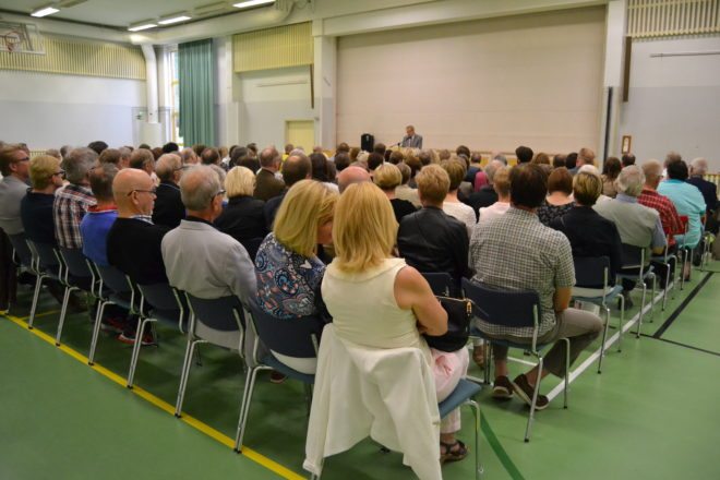 Mouhijärven yhteiskoulun 60-vuotismuisteloiden pääjuhlassa oli noin 150 henkeä.