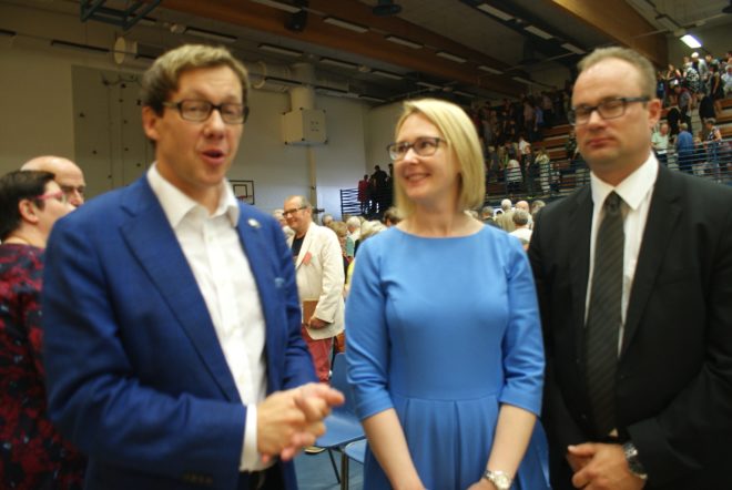 Kaupunginhallituksen puheenjohtaja Jari Andersson, eduskunnan puhemies Maria Lohela sekä kaupunginjohtaja Jarkko Malmberg keskustelivat kirjallisuuden merkityksestä.