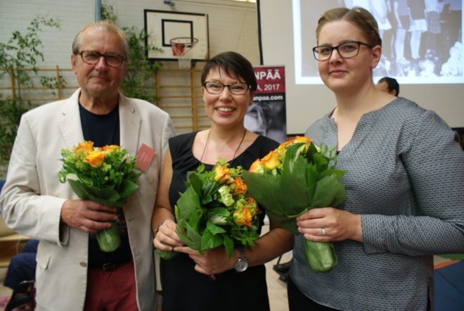 Ohjelmajohtajan tehtävästä väistyvä Panu Rajala ja muihin tehtäviin siirtyneet kirjapäivien entiset työmyyrät Johanna Kurkikangas ja Saana Lehmussaari saivat kukat ja aplodit hyvin ja suurella palolla tehdystä työstä.