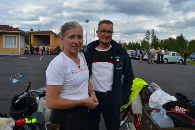 Juhlakulkue Kiikoisten torilta kohti tapahtuman pääpaikkaa Tervahaudan purpurialuetta järjestäytyi hyvissä ajoin. Timo ja Taina Vehmanen kurvasivat paikalle suoraan Kauvatsan mopokarnevaaleilta. Määränpään pelimannihenki houkutti heitä ensimmäistä kertaa.