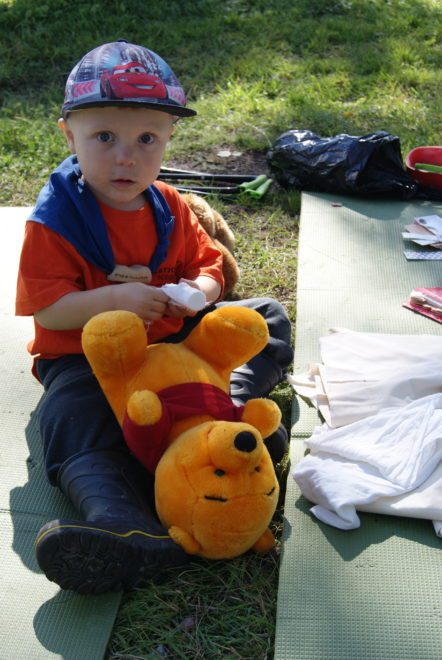 Nuori partiolainen, 2,5-vuotias Klaus, antoi myös ensiapua pehmonalleille.
