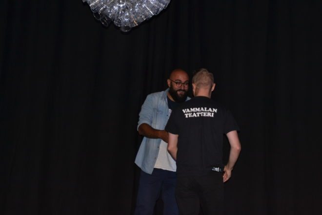 Vammalan teatterin Harri Kulmala oli lauantai-illan isäntä. Ali Jahangirin komiikka liippasi myös yhteiskuntapolitiikkaa ja ihmisten lokeroimista.