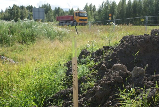 Selvisihän se Paulun lähteen paikkakin: melkein valtatien varressa. Asiointi Citymarketin paikoituslalueen perukoilta.