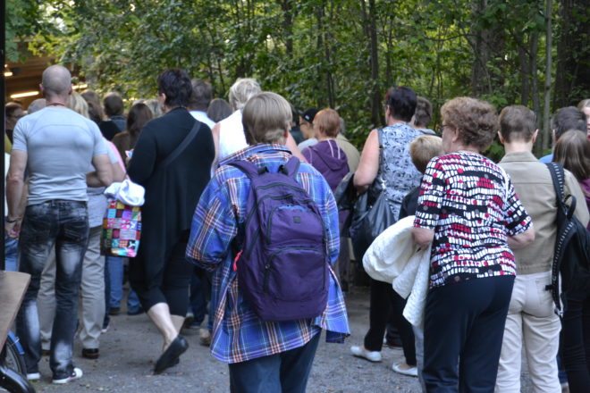 Koko katsomon täyttänyt 500 hengen yleisö tulvi keskiviikkoiltana kello 19 näytökseen hyvissä ajoin ennen kuin kesän kolmanneksi viimeisen Simpauttaja-esityksen Nokian Kennonnokalla oli määrä alkaa.