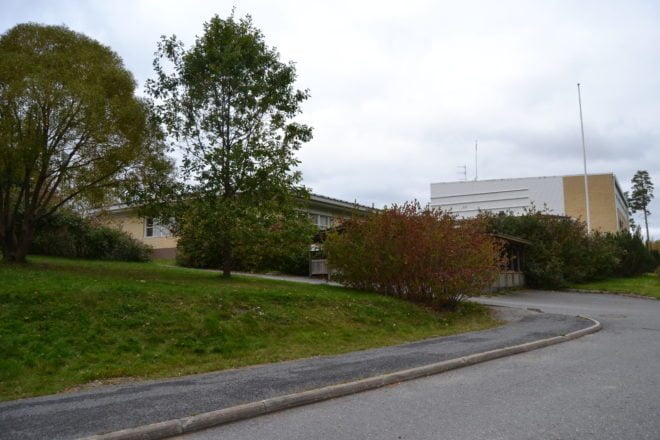 Toukolan koulun vanhan puukoulun puoleisesta päädystä puhkaistaan seinä kirjaston uudisrakennukseen.