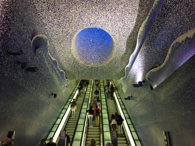 Hiljattain uusittu Toledon metroasema Napolissa on upea. Seinät, katot ja muut pinnat on pinnoitettu mosaiikkilaatoilla. Voisi kuvitella olevansa joko meressä tai avaruudessa. CNN valitsi viime vuonna Toledon metroaseman Euroopan vaikuttavimmaksi. 
