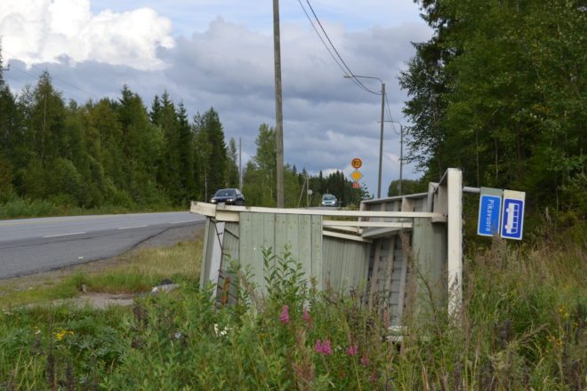 Tervahaudan linja-autokatoksen todettiin kaatuneen loppukesästä. Sastamalan kaupunki toimitti nurin menneen katoksen kaupungin varaston romukasaan, sillä rakennelman katsottiin olevan korjauskelvoton. Pysäkkialue ja katos olivat kunnossapitomestari Heikki Järvensivun mukaan täynnä roskia, ja kaupunki siivosi jäljet.