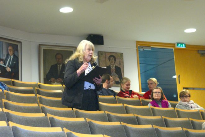 Saimi Peltonen esitti yleisökysymyksen hoitajamitoituksesta.