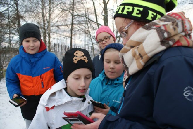 Poke-jahtiin huristeltiin muun muassa Tyrvään voimalaitokselle. Roope Valtonen, Jani Viinikka ja Kaapo Valtonen kiittelivät tapahtumajärjestäjiä: "Tää on mahtava juttu. Tämmöistä lisää. Seuraavaksi vaikka Tampereelle?" Kierrosta vetäneet Iida Lakkonen (edessä) ja Inka Raikko olivat tyytyväisiä retken suosioon, bussi oli täpötäynnä.