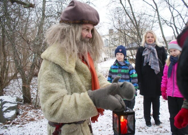Pihatonttu Ukko (Jaska Levo) johdatti lapset ja lapsenmieliset joulutunnelmaan. 
