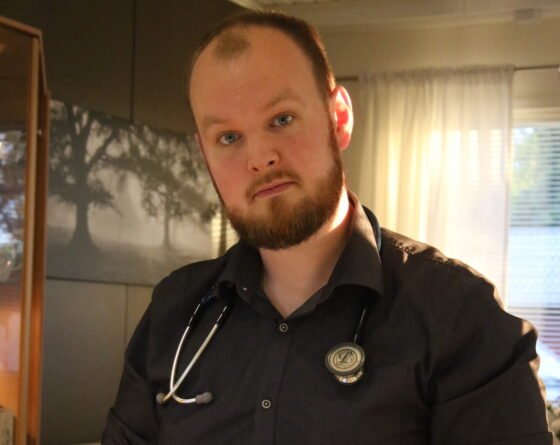 Lääkäri Atte Hölttä toteaa, että lääketiede on ottanut huiman harppauksen 90-luvulta, mikä sekin on omalta osaltaan muovannut lääkärien ja asiakkaiden välistä kanssakäymistä uudenlaiseen suuntaan.
