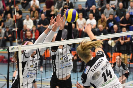 liigaploki_roosa ja sarah torjunnassa