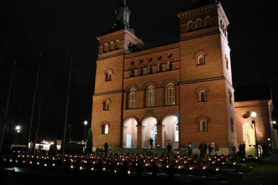 Sankarihaudat valaistu