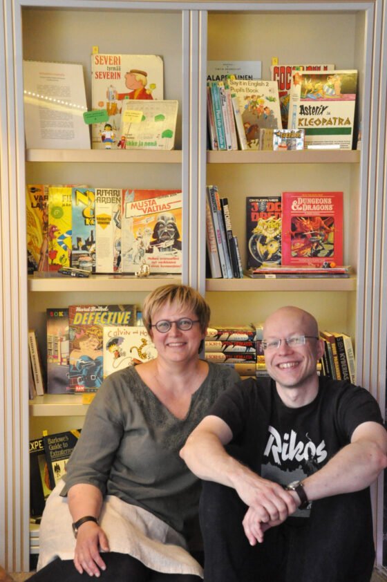 Aino Havukainen ja Sami Toivonen hyllyn edessä