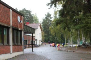 Varilan koulun pihaa