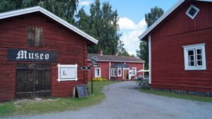 Hinttalan_kotiseutumuseo_pihapiiri