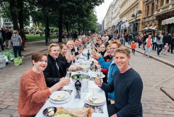 illallinen taivaan alla
