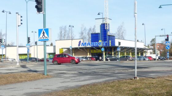 S-Market Sastamala Itsenaisyydentie liikennevalot