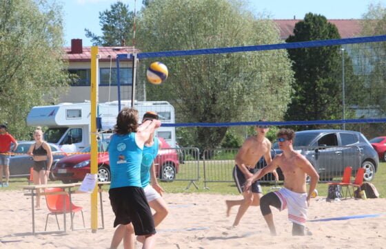 Beach volley biitsi pelia pojat kentta hiekka pollyaa