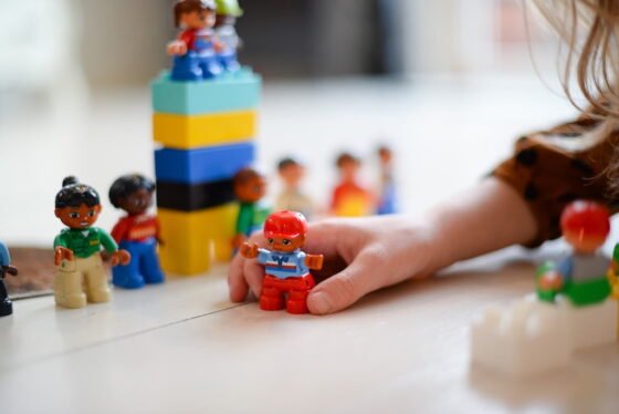 lapsi leikki lego ukko tytto
