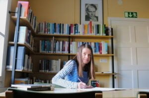 Kiikan kirjastossa, Sarkian valvovan katseen alla, Pia Kurri c Pauliina Vilenius