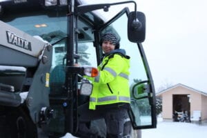 Maatalouslomittaja Sanna Korkeasalo traktori