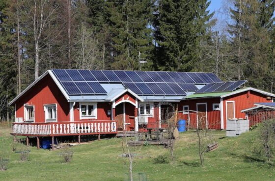 omakotitalo talo aurinkoenergia aurinkopaneeli aurinkosahko