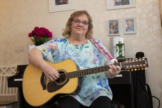 Elisa Hietikko ja kitara