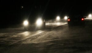 pimea auto pimealla ajaminen auton valot