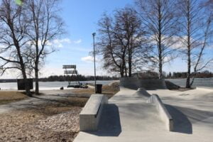 hyppytorni ja skeittiparkki
