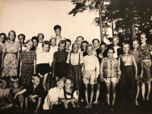 Papinsaari Karkku leiri leirilaisia 70 vuotta sitten