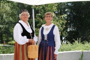 kansallispukujen tuuletus Kirsti Veikkola Sinikka Taimi kansallispuku