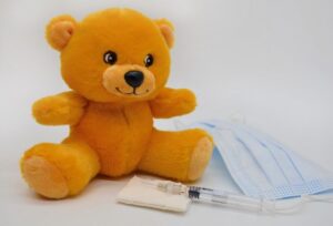 koronavirus lapsi rokotus maski korona nalle