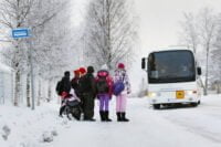 koulukyyti koulubussi koulukuljetus lapsia pysakilla bussipysakki