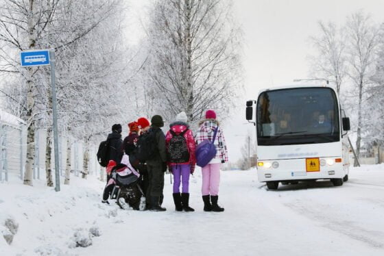 koulukyyti koulubussi koulukuljetus lapsia pysakilla bussipysakki